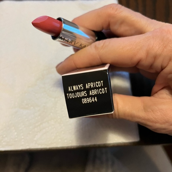 Mary Kay semi-matte lipstick in color always apricot brand new no box but unused - Picture 1 of 4